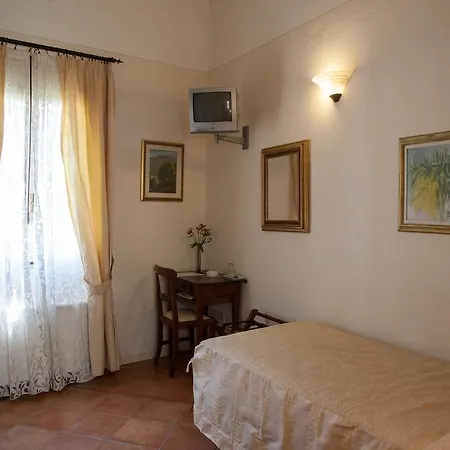 Degli Artisti 3*